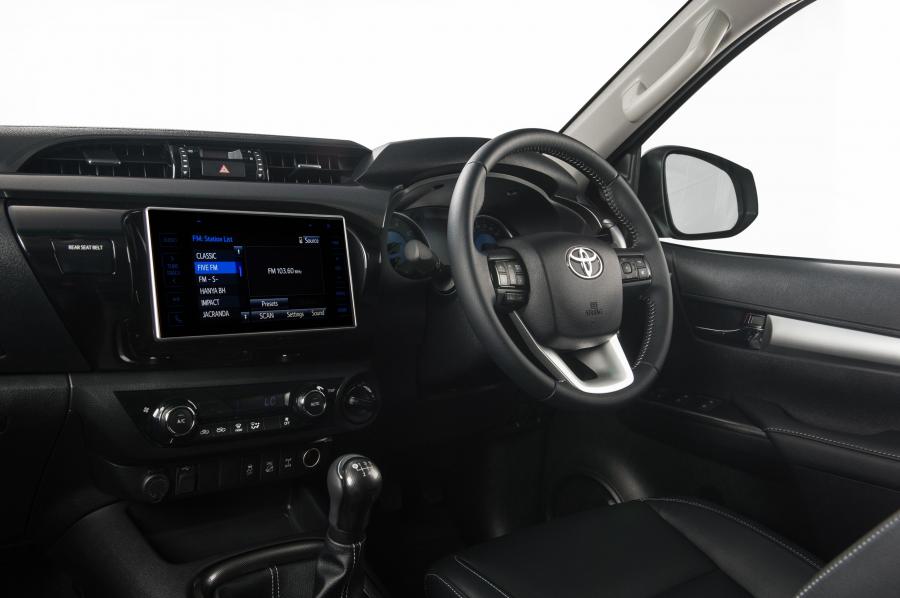 Интерьер Toyota Hilux 4x4 Raider Double Cab Black 2017 года  (ZA) (фото 5 из 17)